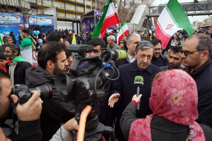 حضور سید پرویز فتاح رئیس ستاد اجرایی فرمان امام در راهپیمایی چهل‌وهفتمین سالگرد پیروزی انقلاب اسلامی