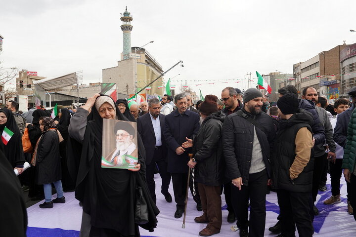 حضور سید پرویز فتاح رئیس ستاد اجرایی فرمان امام در راهپیمایی چهل‌وهفتمین سالگرد پیروزی انقلاب اسلامی