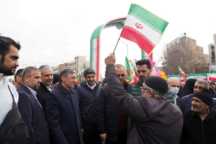حضور سید پرویز فتاح رئیس ستاد اجرایی فرمان امام در راهپیمایی چهل‌وهفتمین سالگرد پیروزی انقلاب اسلامی