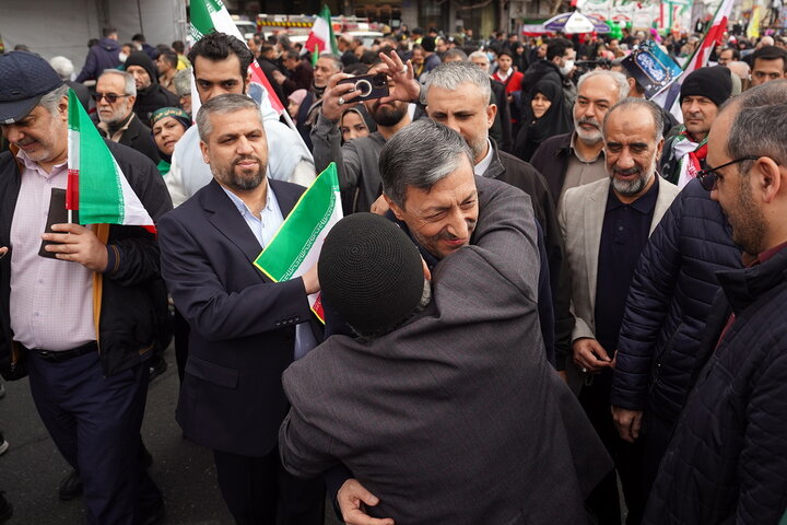 حضور سید پرویز فتاح رئیس ستاد اجرایی فرمان امام در راهپیمایی چهل‌وهفتمین سالگرد پیروزی انقلاب اسلامی