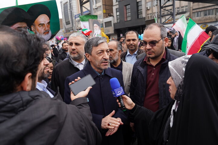 حضور سید پرویز فتاح رئیس ستاد اجرایی فرمان امام در راهپیمایی چهل‌وهفتمین سالگرد پیروزی انقلاب اسلامی