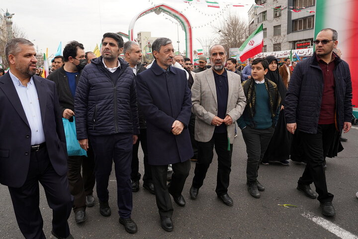 حضور سید پرویز فتاح رئیس ستاد اجرایی فرمان امام در راهپیمایی چهل‌وهفتمین سالگرد پیروزی انقلاب اسلامی