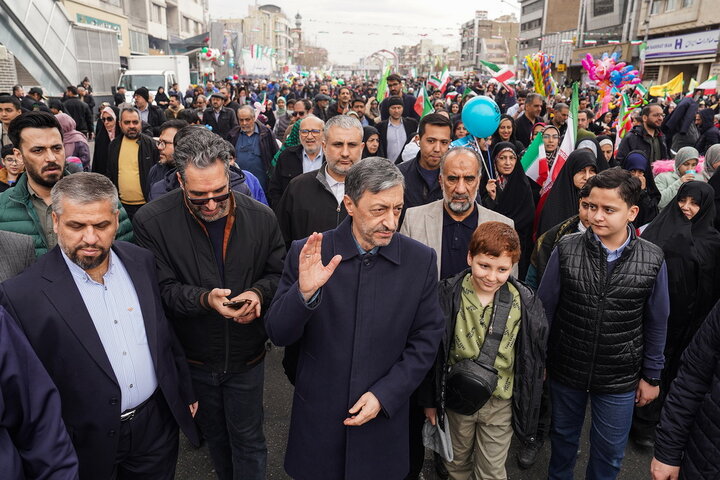 حضور سید پرویز فتاح رئیس ستاد اجرایی فرمان امام در راهپیمایی چهل‌وهفتمین سالگرد پیروزی انقلاب اسلامی
