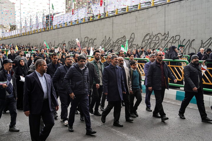 حضور سید پرویز فتاح رئیس ستاد اجرایی فرمان امام در راهپیمایی چهل‌وهفتمین سالگرد پیروزی انقلاب اسلامی