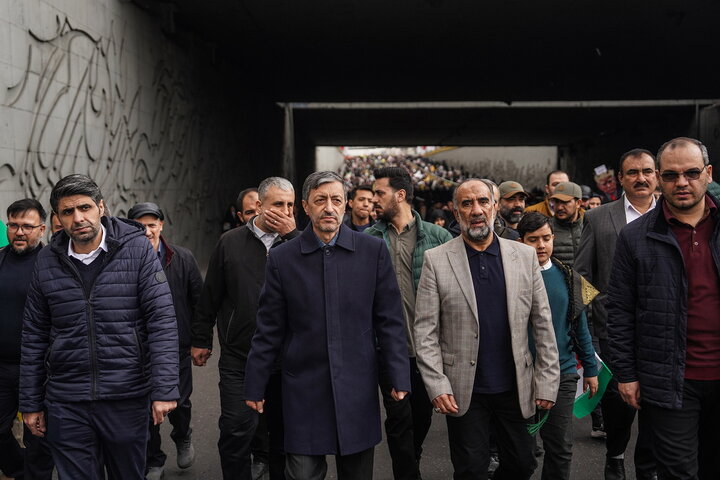 حضور سید پرویز فتاح رئیس ستاد اجرایی فرمان امام در راهپیمایی چهل‌وهفتمین سالگرد پیروزی انقلاب اسلامی