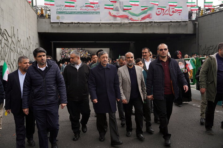 حضور سید پرویز فتاح رئیس ستاد اجرایی فرمان امام در راهپیمایی چهل‌وهفتمین سالگرد پیروزی انقلاب اسلامی