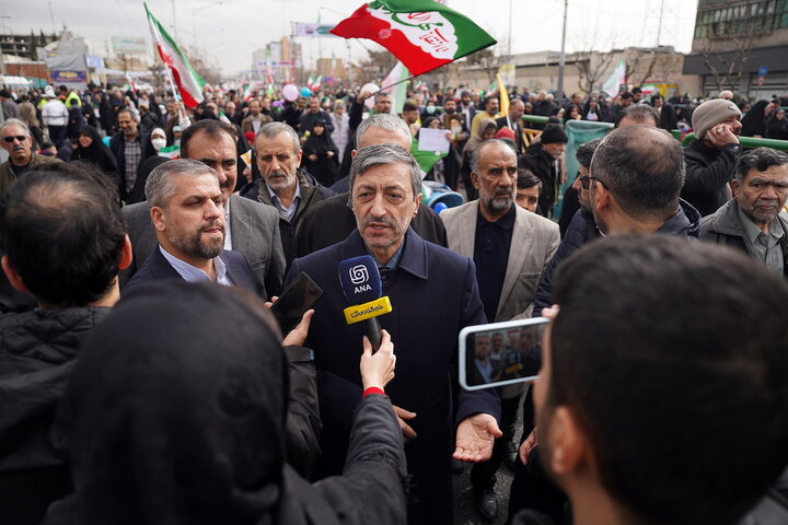 حضور سید پرویز فتاح رئیس ستاد اجرایی فرمان امام در راهپیمایی چهل‌وهفتمین سالگرد پیروزی انقلاب اسلامی