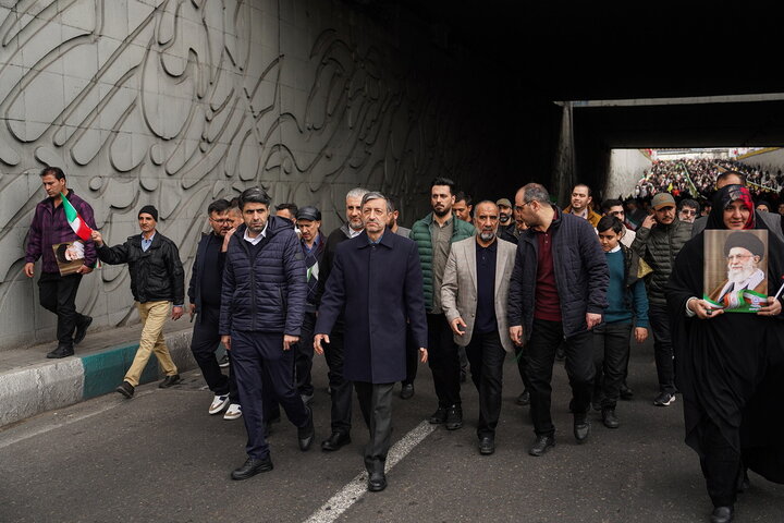 حضور سید پرویز فتاح رئیس ستاد اجرایی فرمان امام در راهپیمایی چهل‌وهفتمین سالگرد پیروزی انقلاب اسلامی