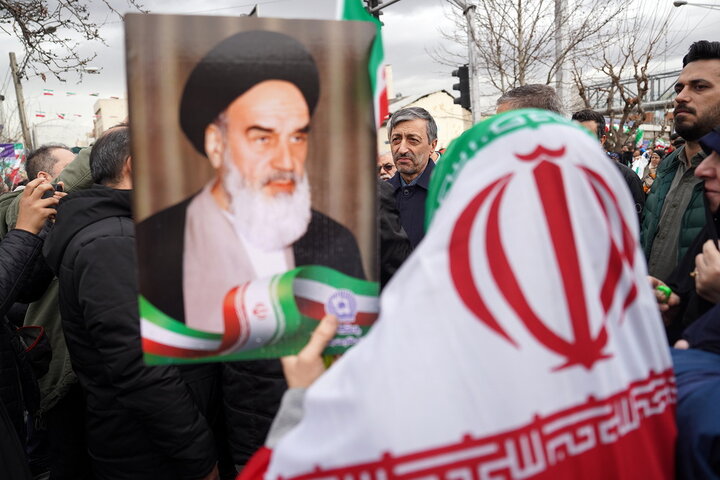 حضور سید پرویز فتاح رئیس ستاد اجرایی فرمان امام در راهپیمایی چهل‌وهفتمین سالگرد پیروزی انقلاب اسلامی