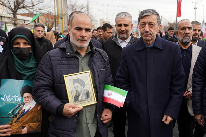حضور سید پرویز فتاح رئیس ستاد اجرایی فرمان امام در راهپیمایی چهل‌وهفتمین سالگرد پیروزی انقلاب اسلامی