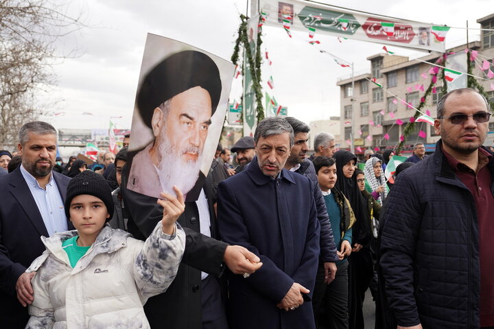 حضور سید پرویز فتاح رئیس ستاد اجرایی فرمان امام در راهپیمایی چهل‌وهفتمین سالگرد پیروزی انقلاب اسلامی