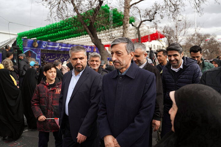 حضور سید پرویز فتاح رئیس ستاد اجرایی فرمان امام در راهپیمایی چهل‌وهفتمین سالگرد پیروزی انقلاب اسلامی