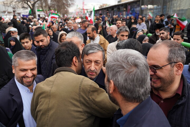 حضور سید پرویز فتاح رئیس ستاد اجرایی فرمان امام در راهپیمایی چهل‌وهفتمین سالگرد پیروزی انقلاب اسلامی