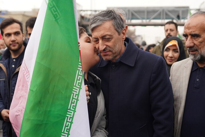 حضور سید پرویز فتاح رئیس ستاد اجرایی فرمان امام در راهپیمایی چهل‌وهفتمین سالگرد پیروزی انقلاب اسلامی