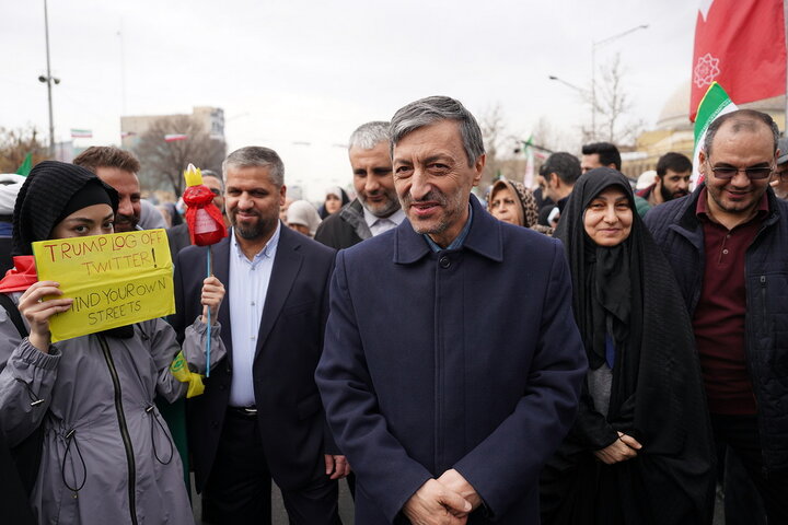 حضور سید پرویز فتاح رئیس ستاد اجرایی فرمان امام در راهپیمایی چهل‌وهفتمین سالگرد پیروزی انقلاب اسلامی