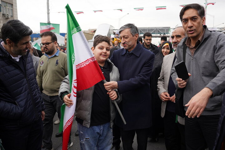 حضور سید پرویز فتاح رئیس ستاد اجرایی فرمان امام در راهپیمایی چهل‌وهفتمین سالگرد پیروزی انقلاب اسلامی