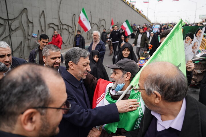 حضور سید پرویز فتاح رئیس ستاد اجرایی فرمان امام در راهپیمایی چهل‌وهفتمین سالگرد پیروزی انقلاب اسلامی