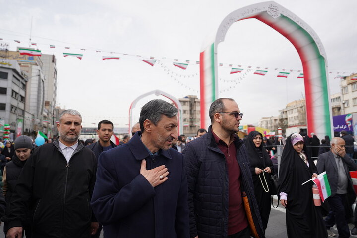 حضور سید پرویز فتاح رئیس ستاد اجرایی فرمان امام در راهپیمایی چهل‌وهفتمین سالگرد پیروزی انقلاب اسلامی