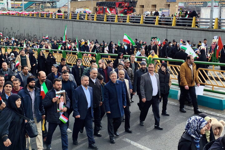 حضور سید پرویز فتاح رئیس ستاد اجرایی فرمان امام در راهپیمایی چهل‌وهفتمین سالگرد پیروزی انقلاب اسلامی