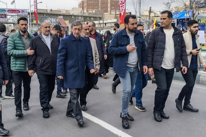 حضور سید پرویز فتاح رئیس ستاد اجرایی فرمان امام در راهپیمایی چهل‌وهفتمین سالگرد پیروزی انقلاب اسلامی