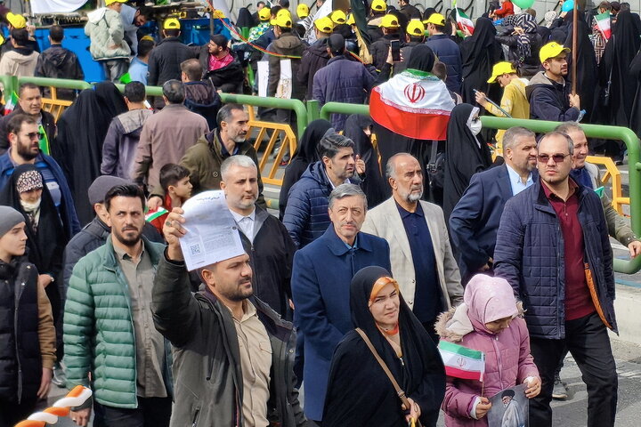 حضور سید پرویز فتاح رئیس ستاد اجرایی فرمان امام در راهپیمایی چهل‌وهفتمین سالگرد پیروزی انقلاب اسلامی