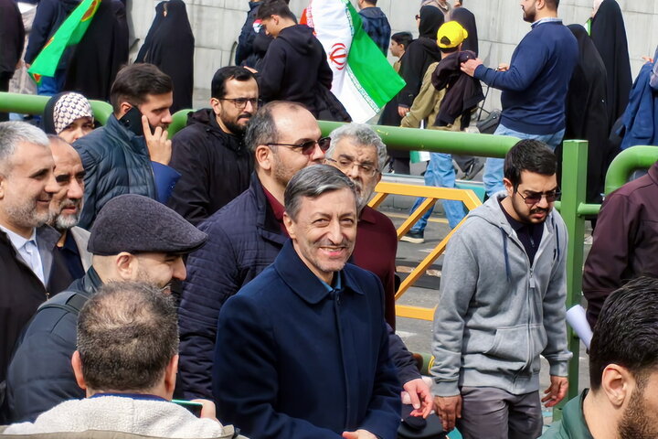 حضور سید پرویز فتاح رئیس ستاد اجرایی فرمان امام در راهپیمایی چهل‌وهفتمین سالگرد پیروزی انقلاب اسلامی